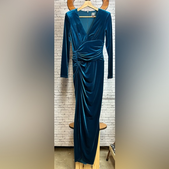 Vince Camuto | Elegant Teal Velvet Evening Dress with slit on the right size 4 - Picture 2 of 8